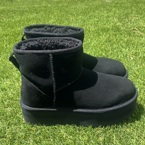 LIKE NEW UGG Classic Mini Platform Boot! - Picture 7 of 10